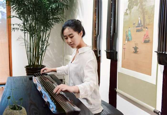 抚琴.jpg