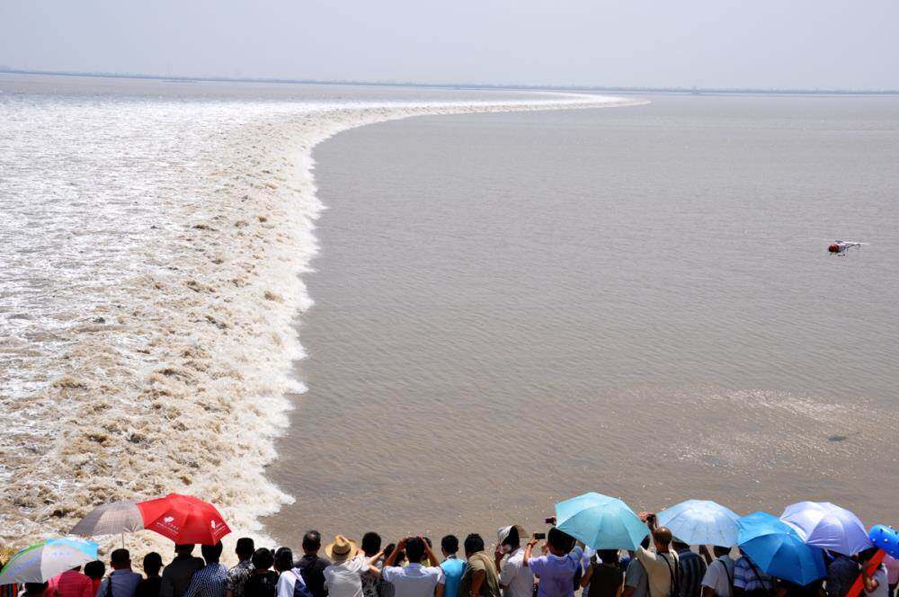 3月26日从上海出发; 前往浙江海宁盐官观潮景区,体验潮起潮落的澎湃心情; 预计当天一线潮到达时间为13:20、要提前到达观潮; 海宁盐官观潮景区 中国浙江盐官是中国唯一的潮乡。它位于中国长江三角洲南端,紧临着上海、杭州、苏州等大中城市,处在中国 华东金三角沪苏杭的中心,且因为濒临钱塘江有水利之便,自古就是繁华之地。 是否记得学过柳永的《望海潮》 东南形胜,三吴都会,钱塘自古繁华。 烟柳画桥,风帘翠幕,参差十万人家。 云树绕堤沙。怒涛卷霜雪,天堑无涯。 市列珠玑,户盈罗绮、竞豪奢。 重湖叠山献(音