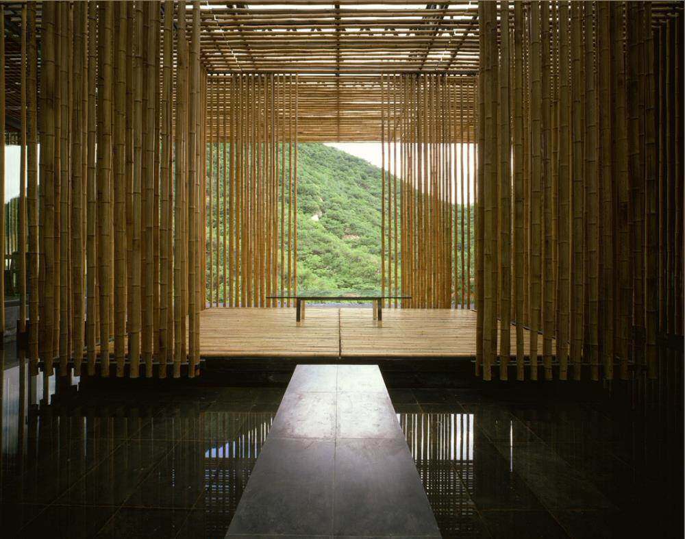 日本著名建筑设计师,1990年创办隈研吾建筑都市设计事务所,主要作品有