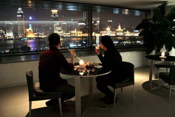 情侣在博物馆五楼咖啡厅欣赏外滩夜景.jpg