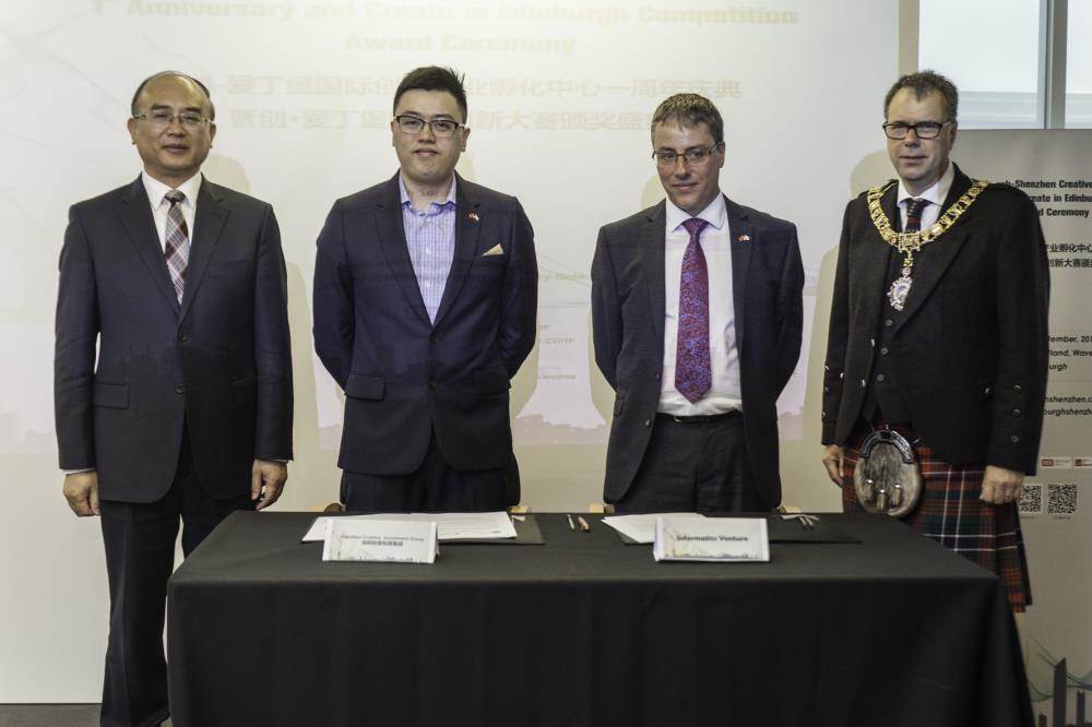 在深圳市市长许勤（左一）和爱丁堡市市长Donald Wilson（右一）的见证下，苏格兰最大的投融资活动平台签约落户深圳.JPG