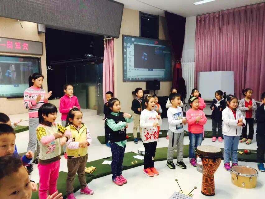 课我们一起走进了"动起来的音乐—奥尔夫",孩子们在老师的引导下伴随