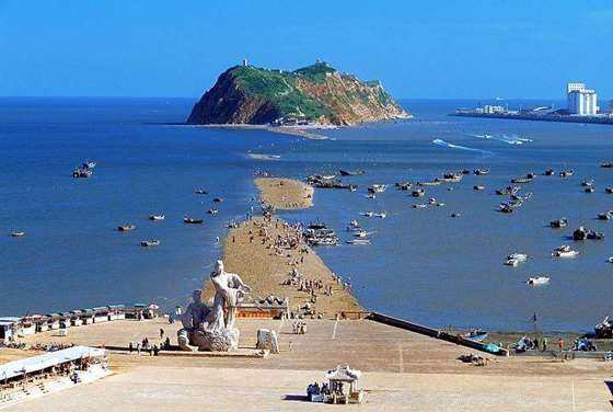 活动已经确定成型 活动介绍 红海滩 红海滩风景区坐落于辽宁省盘锦市大洼县赵圈河乡境内,总面积20余万亩。这里以红海滩为特色,以湿地资源为依托,以芦苇荡为背景,再加上碧波浩渺的苇海,数以万计的水鸟和一望无际的浅海滩涂,还有许多火红的碱蓬草,成为一处自然环境与人文景观完美结合的纯绿色生态旅游系统,被喻为拥有红色春天的自然景观。 九门口长城坐落在辽宁省葫芦岛市绥中县李家乡新台子村境内,距山海关15公里,全长1704米。其南端起于危峰绝壁间,与自山海关方向而来的长城相接。自此,长城沿山脊向北一直延伸到当地的九江