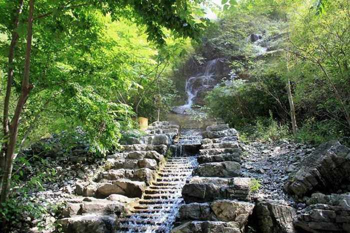 东湖港风景区位于房山世界地质公园十渡园区十五渡,与野三坡毗邻