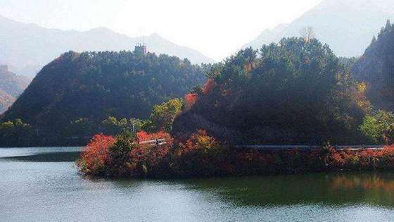 遥桥古堡位于北京市密云县新城子镇遥桥峪村云岫谷自然风景区对面