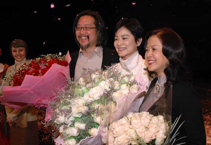 大陆版第一次赴上海演出，林青霞专程前去观看。1991至1992年，她演出过此剧（包括电影版）。演出结束，她被请上台，这一时刻，三位不同时期的“云之凡”——丁乃竺、林青霞、袁泉，同时出现在一个舞台上。 .JPG