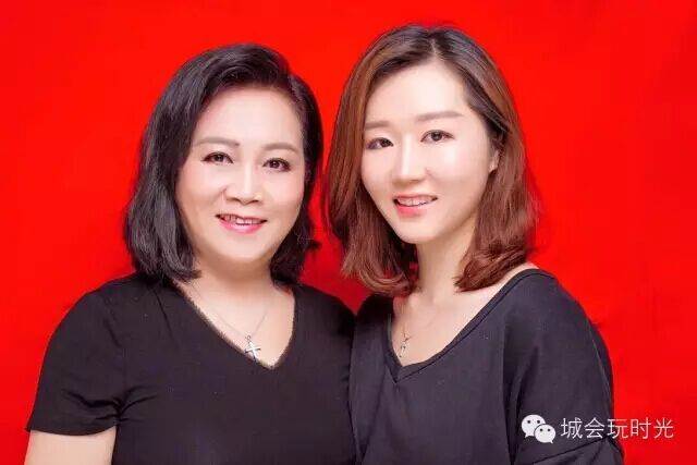 在结束前,明明自己拍得很高兴的妈妈,跟摄影师说:再多帮我女儿拍几张