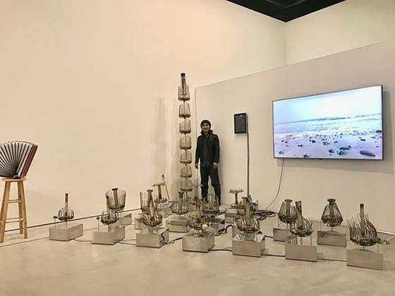 2017年第八届新星星艺术奖展览现场，冯晓峰与作品《重复的周期》合影。.jpg