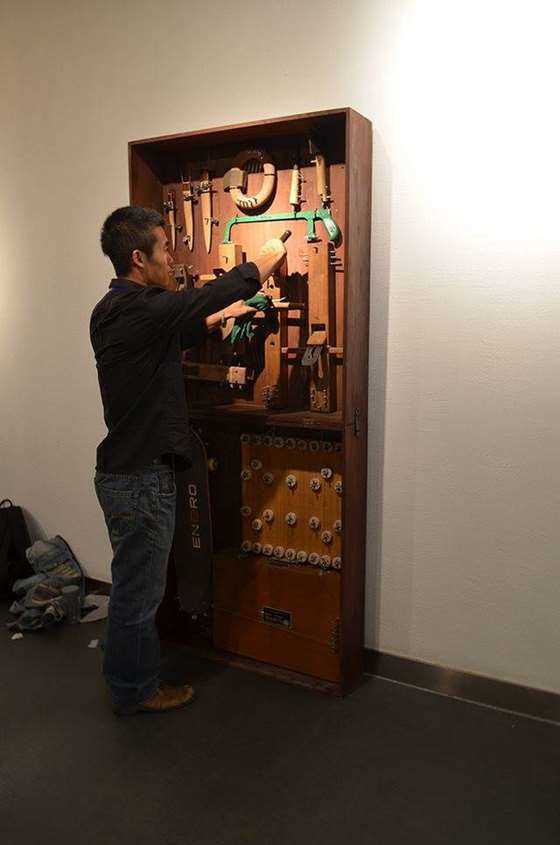 2012年《破晓系列》参加曾竹韶雕塑艺术家奖学金作品展，冯晓峰在现场布展。.jpg
