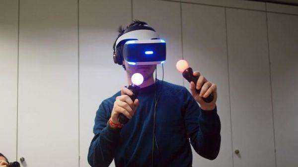 用户玩PS VR.jpg