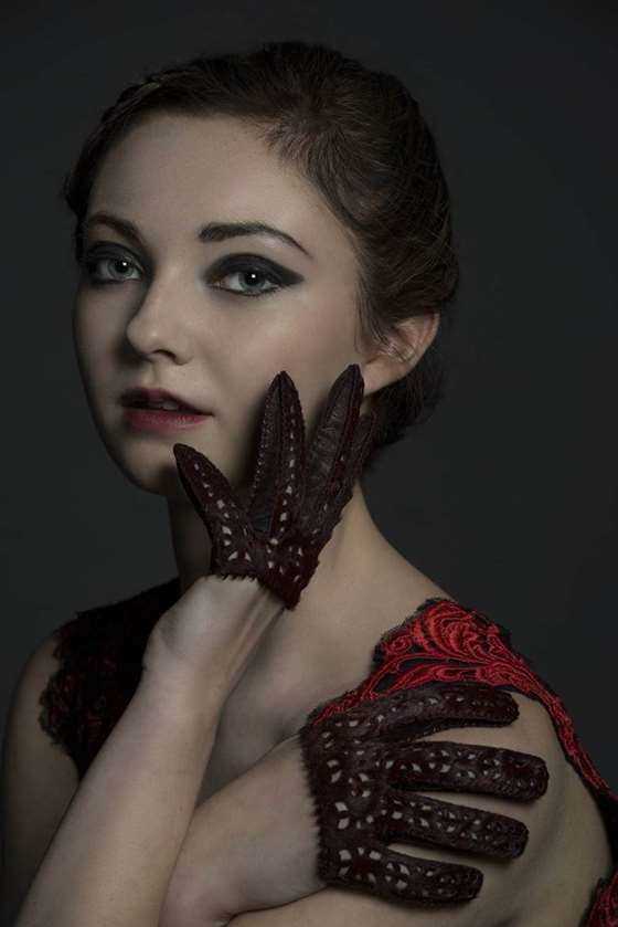 Riina O Ivana glove model.jpg