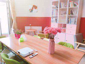 客厅花和书柜.jpeg