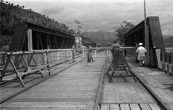2-1.罗湖桥（50年代），郑中健摄。.jpg