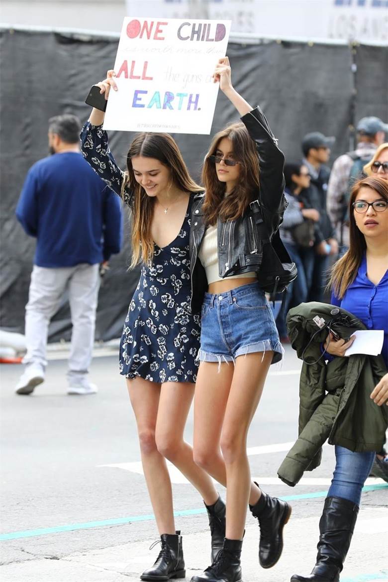 kaia-gerber-and-charlotte-lawrence-meet-up-at-the-anti-gun-march-for-our-lives-rally-in-la-3.jpg