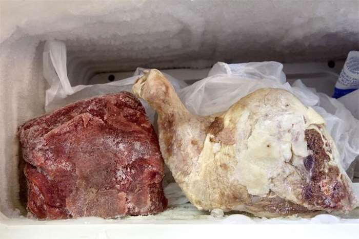 刘博智摄  古巴哈瓦那华裔何美洲冰箱内所存的以肉票配给的低价肉，不够吃便需要去黑市买，而且要用古巴外用券CUC。 2009.jpg