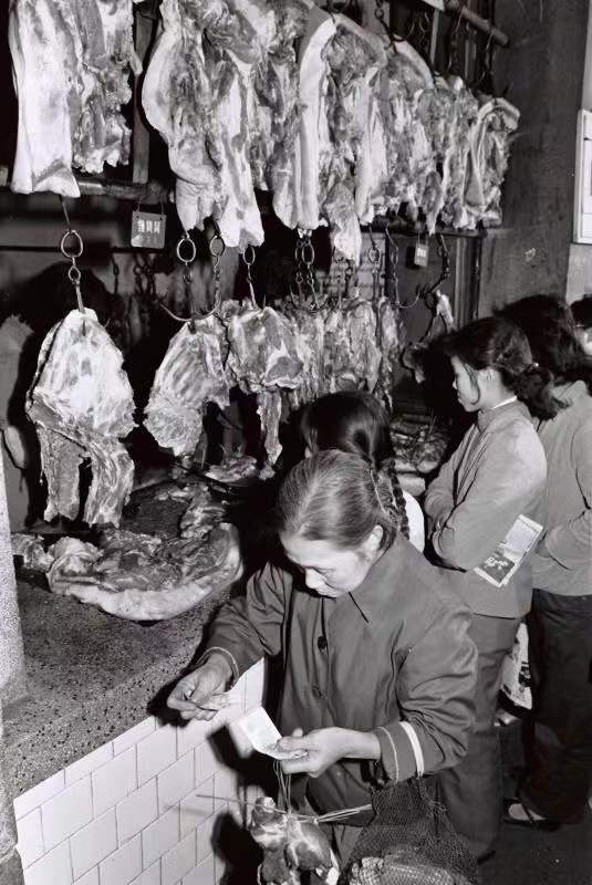 那个年代(上世纪六、七年代）凭票供应，买鱼买肉两毛钱一票。摄于1974年。.jpg