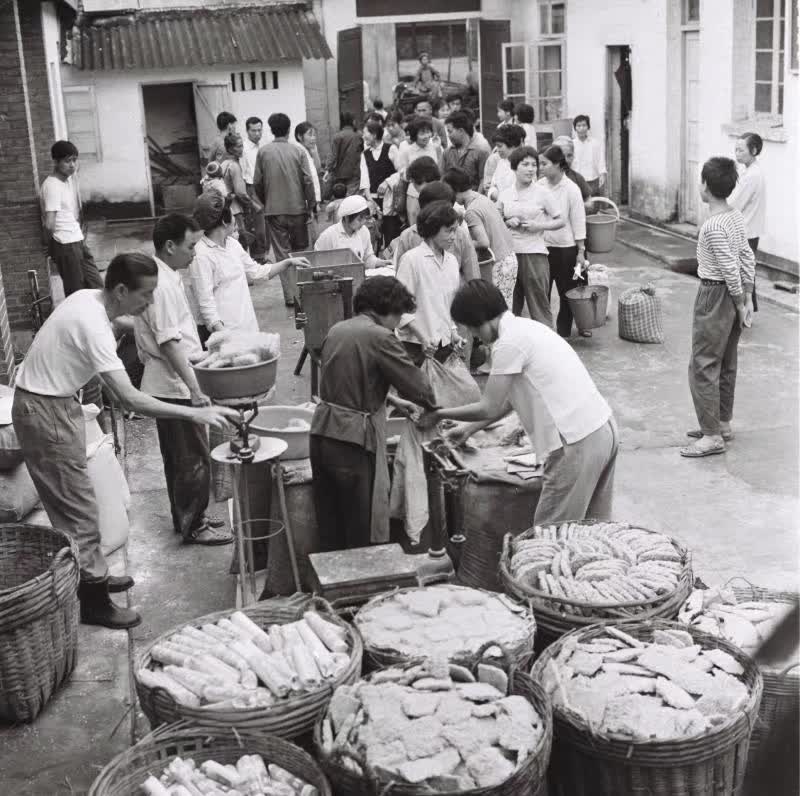 落街卖米：实实在在学雷锋。摄于广州工业大道1974年.jpg