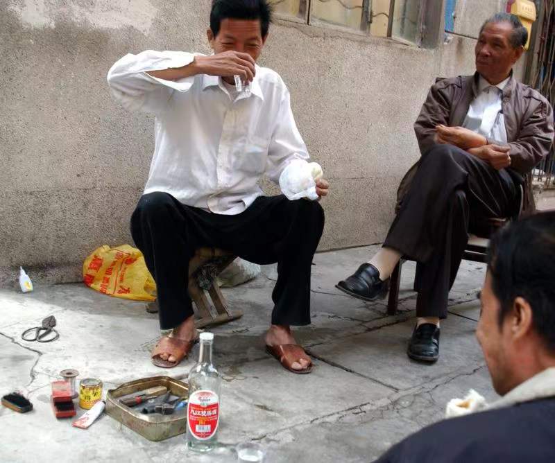 叉烧包送烧酒。摄于广州逢源大街，2007年.jpg