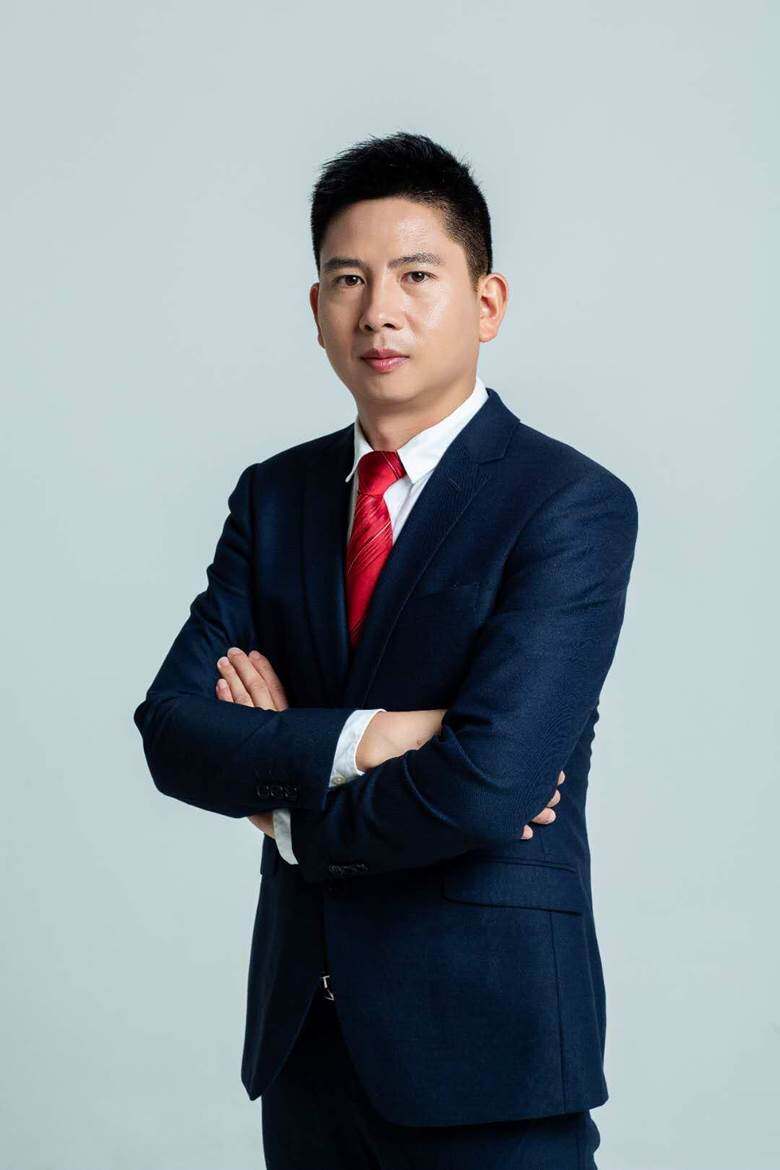 易继伟照片.jpg