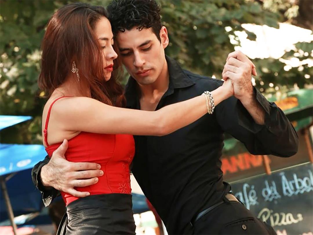 Tango-Argentino-Tanzpaar-in-Buenos-Aires.jpg