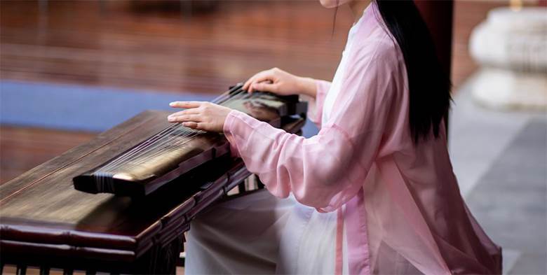 摄图网_500901282_穿中国传统服饰的女性弹奏古琴（非企业商用）.jpg