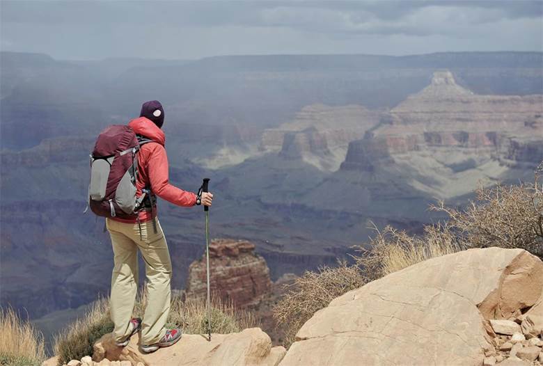 摄图网_501510561_美国亚利桑那州弗拉格斯塔夫观看大峡谷的女徒步旅行者（企业商用）.jpg