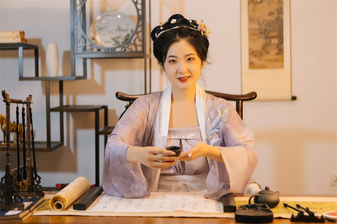 一位亚洲汉服美女在家喝茶.jpg