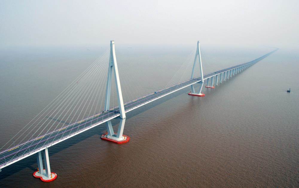 洋山和上海之间, 靠目前世界第一跨海大桥