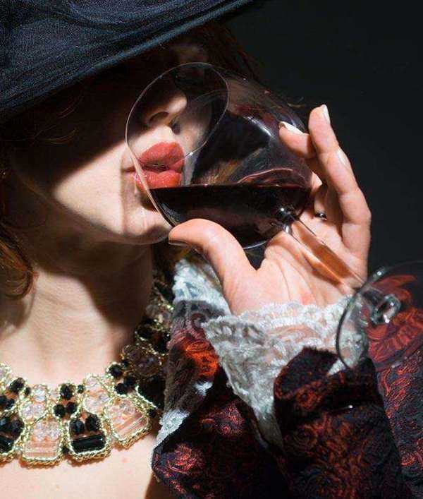 女人喝红酒的正确姿势图片