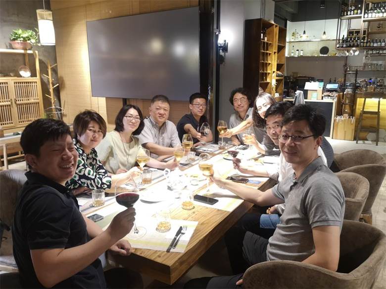 10个人聚会吃饭照片图片