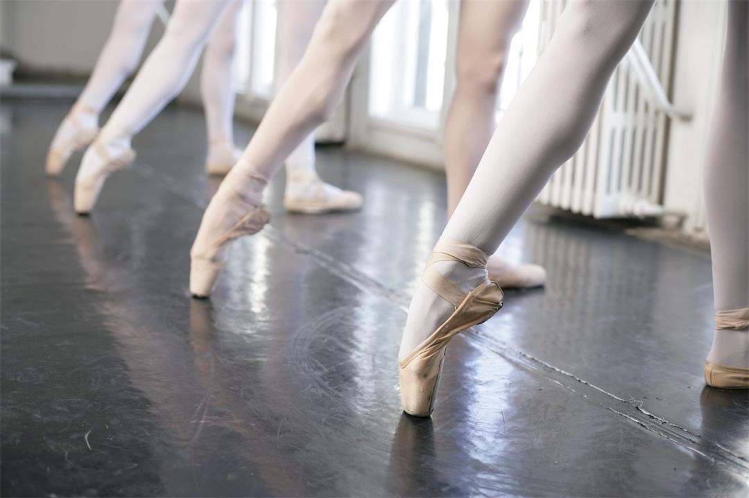 芭蕾舞基本功训练中,tendu是最基础的动作练习之一,tendu在法语的原义