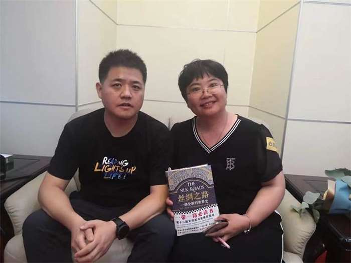 2019年6月岳俊玲和樊登老师合影