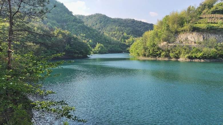 便到达水库,有高山平湖之感,湖水碧绿清澈,周边景色优美.