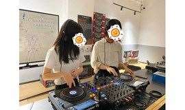 7.18 迷波隆DJ打碟课+电音制作课：我们俩都戴着耳机，一起听着自己搓出来的电子音乐！