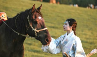 骑马团   乌兰布统野骑3日 |野骑秘境の马背逐风-草原骑马的汉子-轻奢野宴之旅